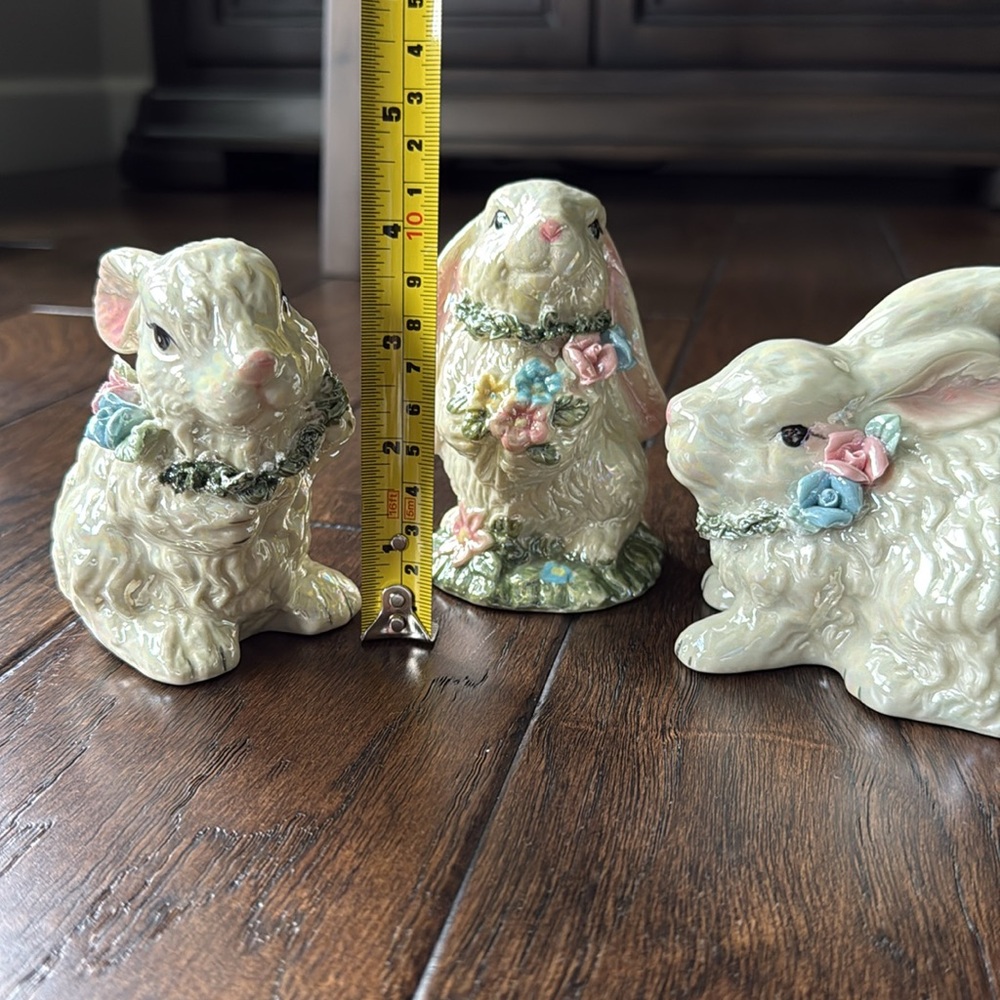 Vintage Set of 3 Pearlescent White Ceramic Bunny Figurines w/ Floral Wreaths - Picture 12 of 14